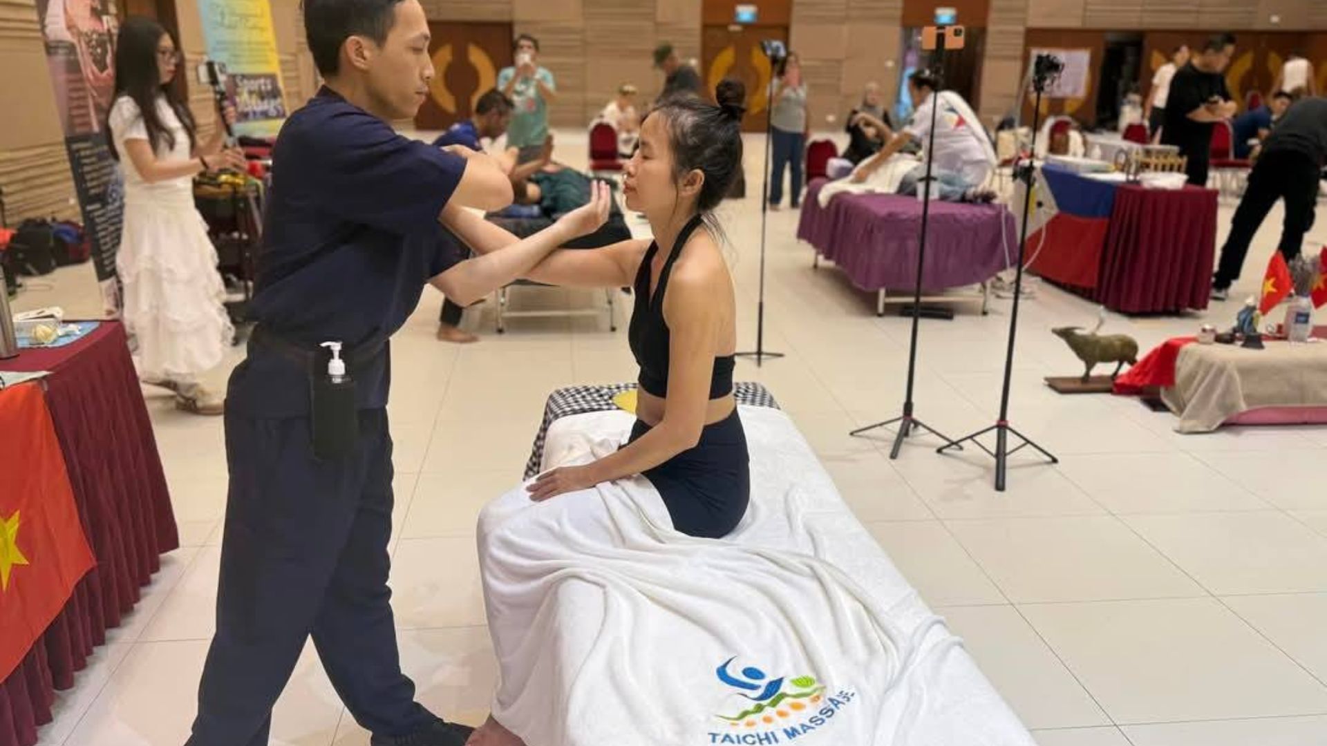 Một bài Taichi Massage hoàn chỉnh được xây dựng theo trình tự trị liệu tự nhiên, mô phỏng dòng chảy năng lượng trong cơ thể