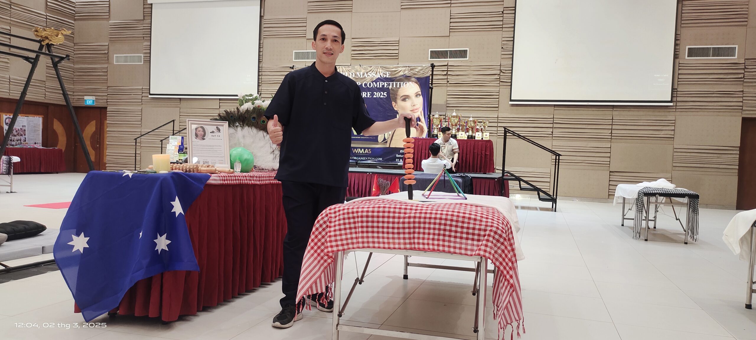 Mỗi thí sinh thi đấu trong môi trường mô phỏng thực tế, sử dụng khách hàng giả định, dưới sự giám sát của hội đồng giám khảo quốc tế